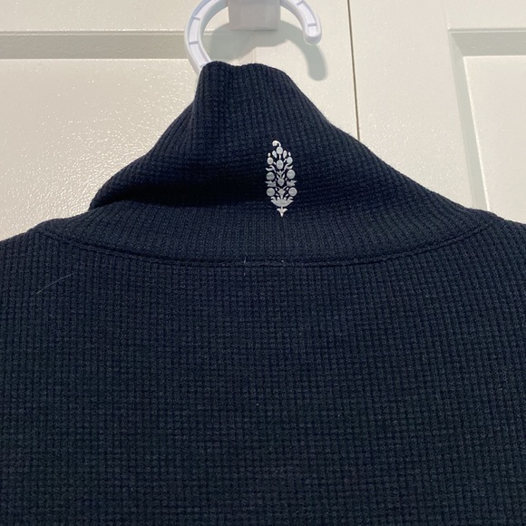 NWT Free Peo­ple
Mountain Mama Layering Crop Pullover |Size Medium - Picture 14 of 14